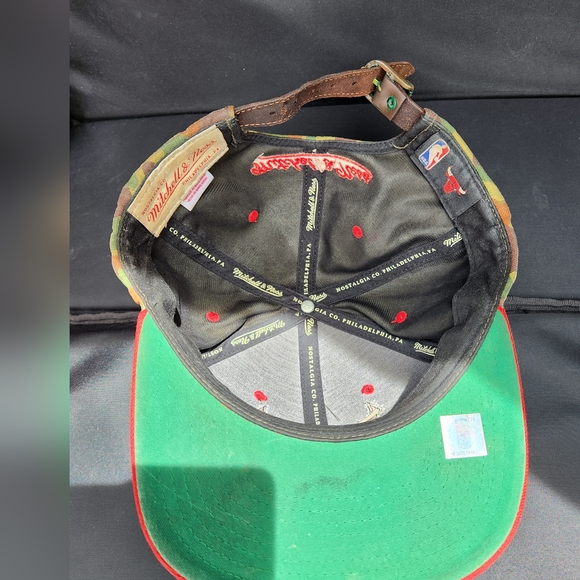 Mitchell and Ness Chicago Bulls Camo Leather Strap Back - Picture 3 of 4